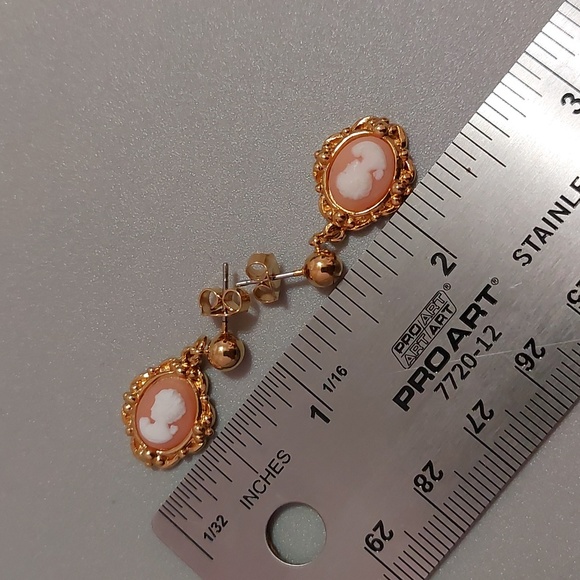 Vintage Avon Gold Tone Cameo Dangling Earrings - Picture 4 of 4